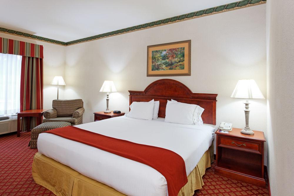 Holiday Inn Express & Suites Tupelo By Ihg Room photo