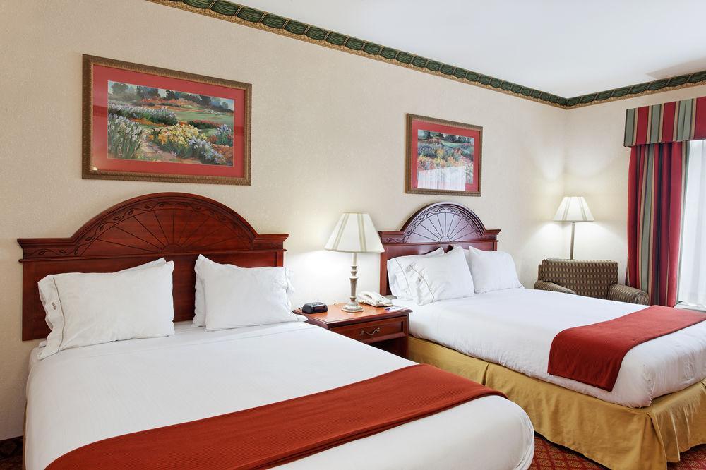 Holiday Inn Express & Suites Tupelo By Ihg Room photo