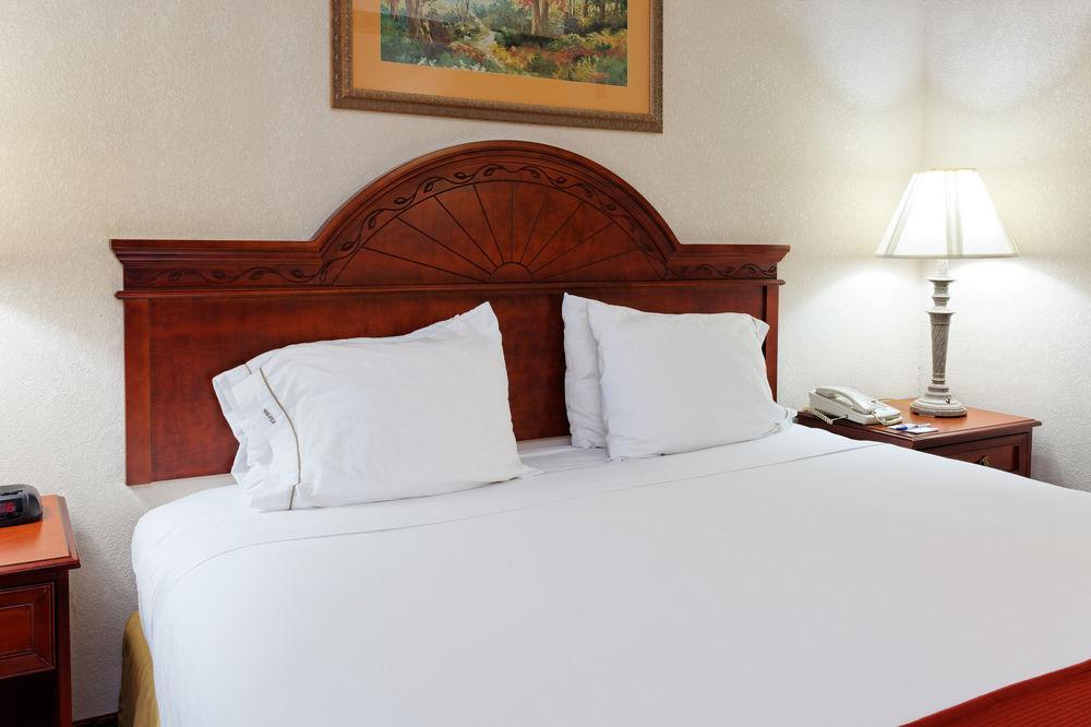 Holiday Inn Express & Suites Tupelo By Ihg Exterior photo