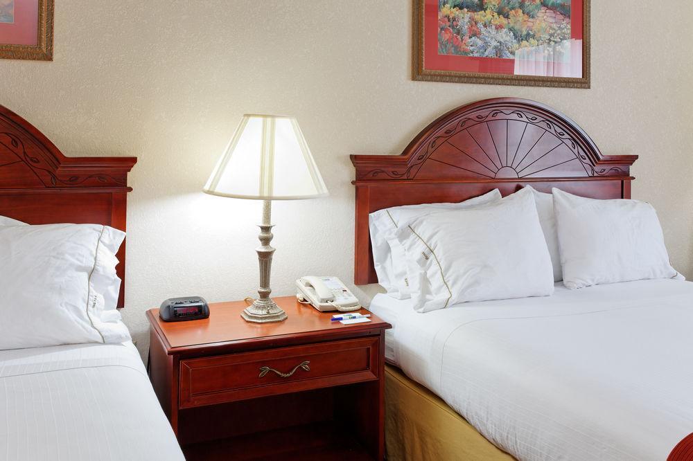 Holiday Inn Express & Suites Tupelo By Ihg Room photo